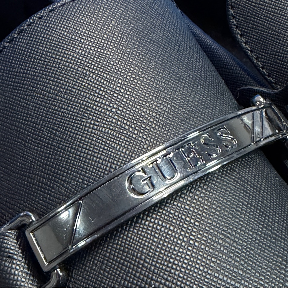 Guess
Brand new - Picture 7 of 7